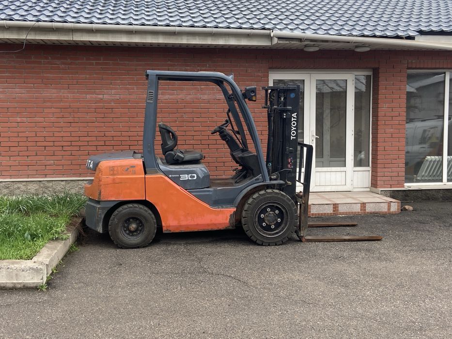 Вилочный погрузчик TOYOTA