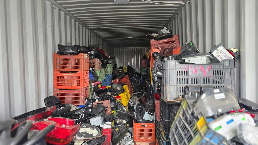 Съвкупност от автомобилни части.