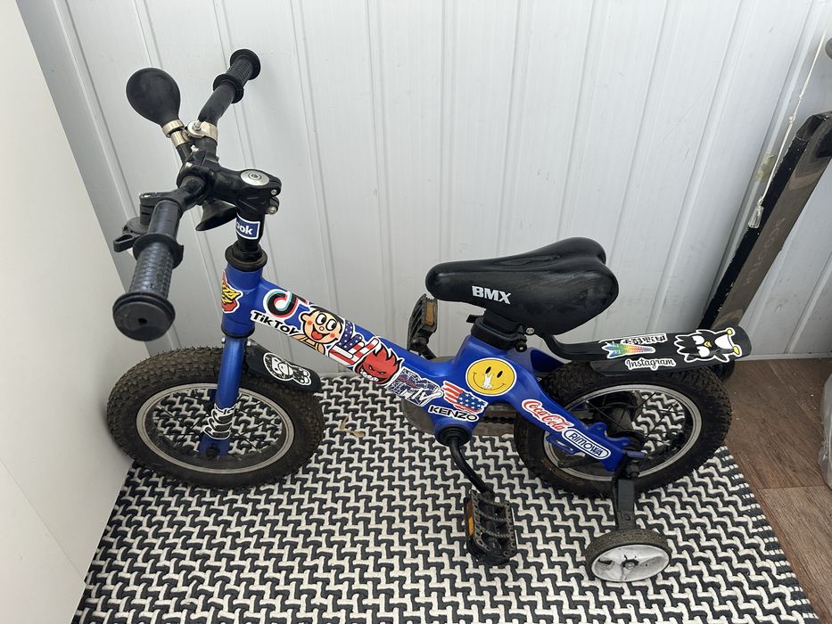 Два велосипеда с педалями и без