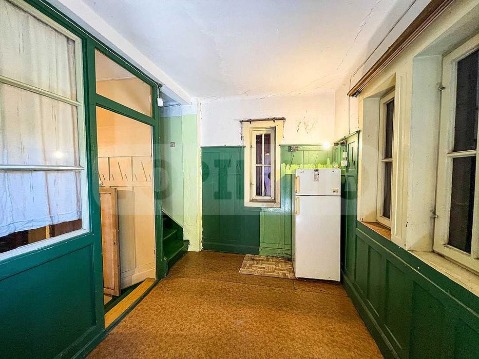 Двуетажна къща с голям парцел в Морската градина