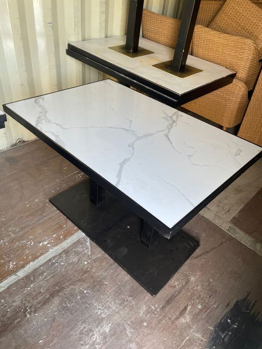 Два вида стола для кофейн и ресторанов