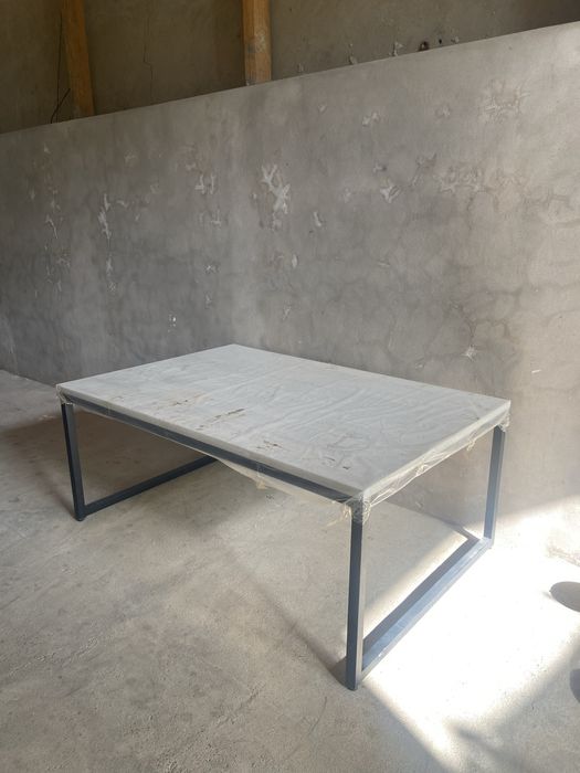 Полностью новый стол в стиле хай-тек, со склада, в пленке