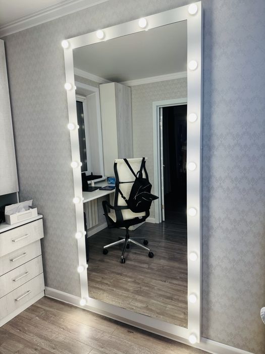 Продается зеркало с подсветкой