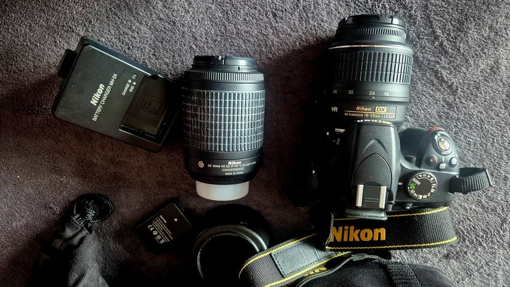 Цифров фотоапарат NIKON D3200 с два обектива , сенник и чанта