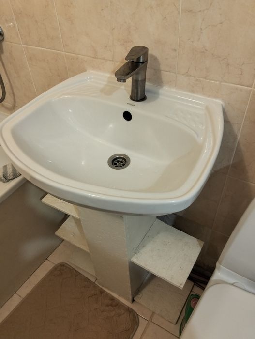 Продам раковину с краном и сифоном