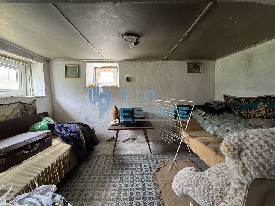 Къща с голям двор и допълнителни постройки в село Янтра, област Велик