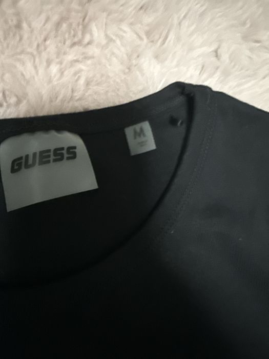 Тениска с камъчета Guess