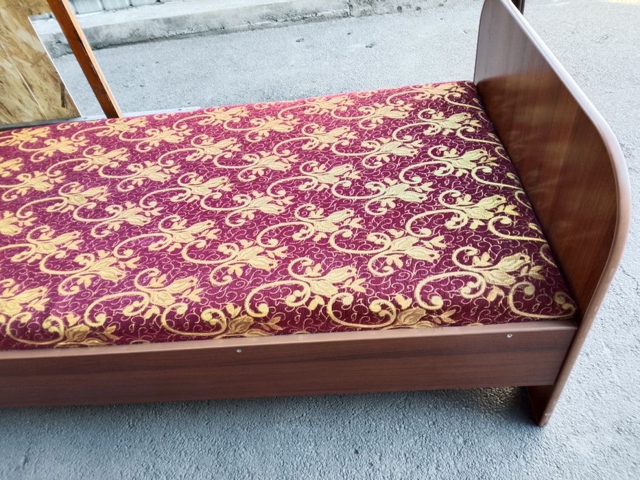 Продам кровать полуторку