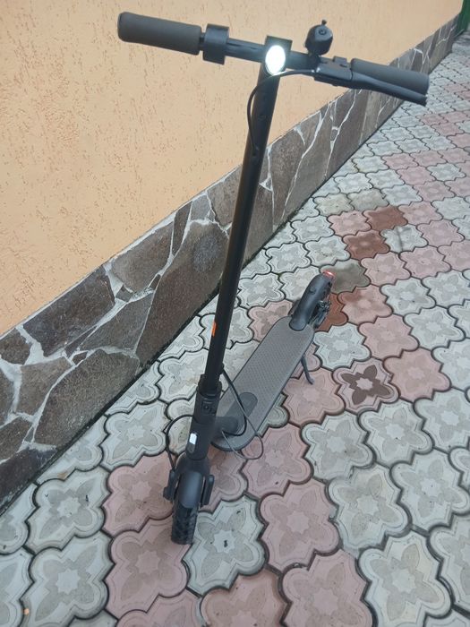 Vând trotineta Xiaomi Mi Essential