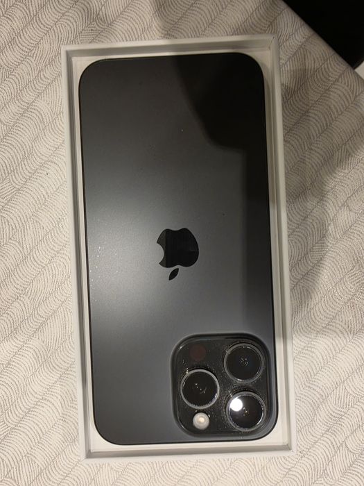 iPhone 15 Pro Max 256GB черен + 7-8 кейса