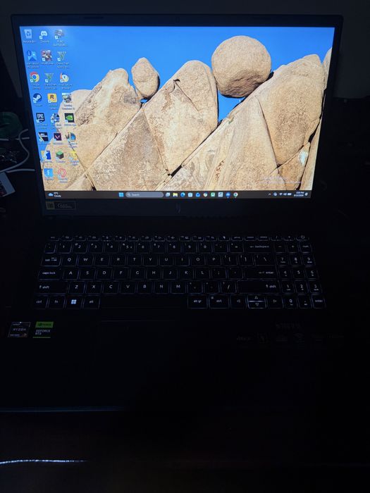 Vând laptop gaming Acer Nitro V 15, în stare foarte bună, folosit foarte puțin.