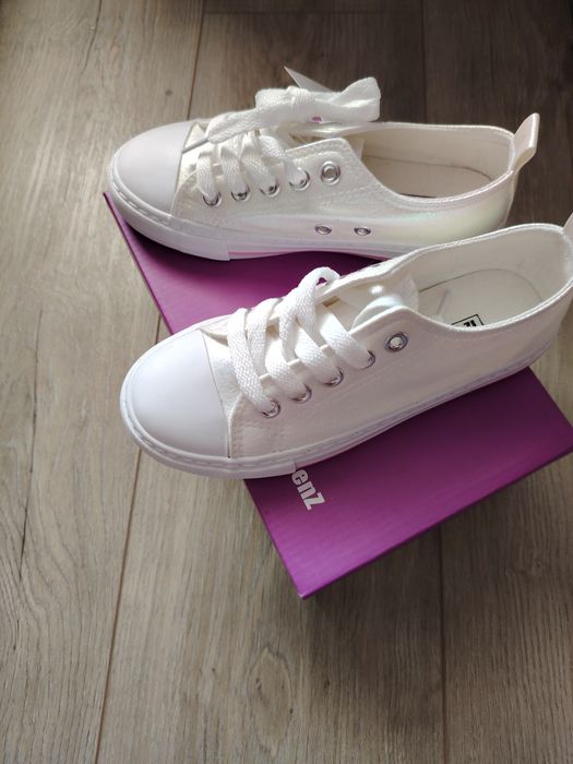 Продавам нови детски кецове 31