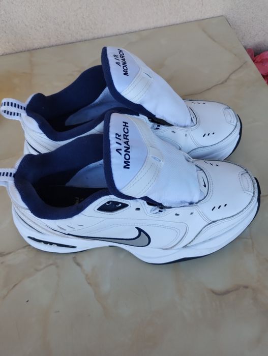 Vând adidași Nike