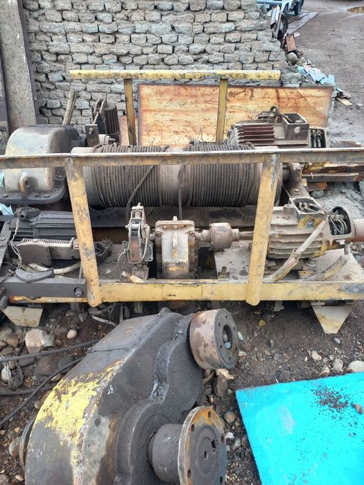 Юк кутаргич 5 т соз холатда 2та бор фаргонада турибди