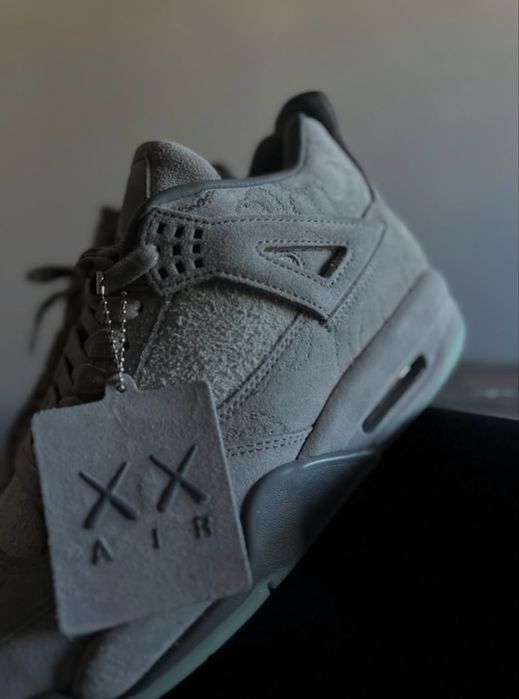 Air Jordan 4 x KAWS лимитирани обувки!