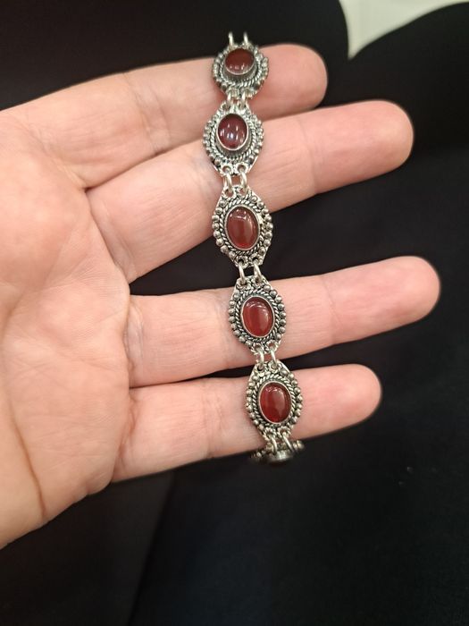 Сребърна гривна с естествени камъни