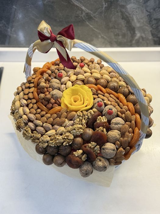 Корзины из орехов и сухофруктов