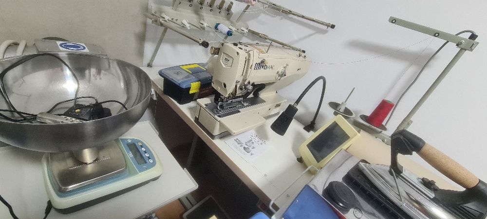 Masina industriala de nasturi ,butoniera, și inserat puf