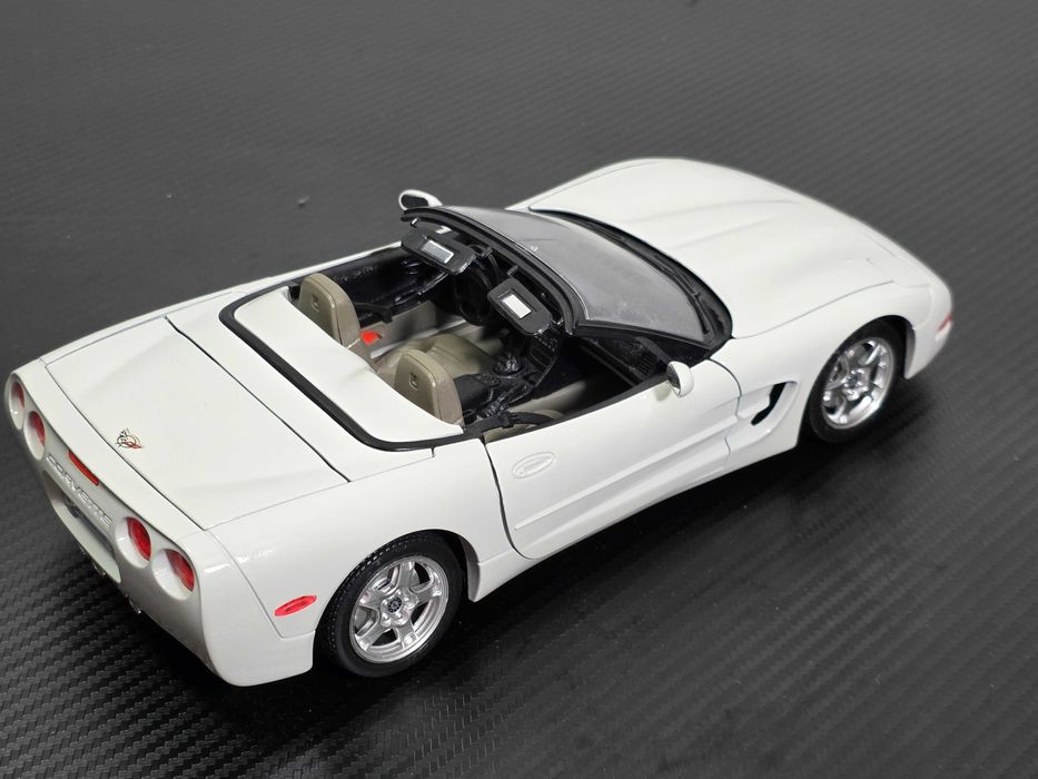 Macheta Auto 1/18 Burago Chevrolet Corvette C5 1997
