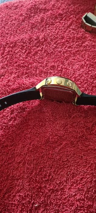 Ceas bărbătesc rezistent la apă  , cu alarmă , și multe setări .