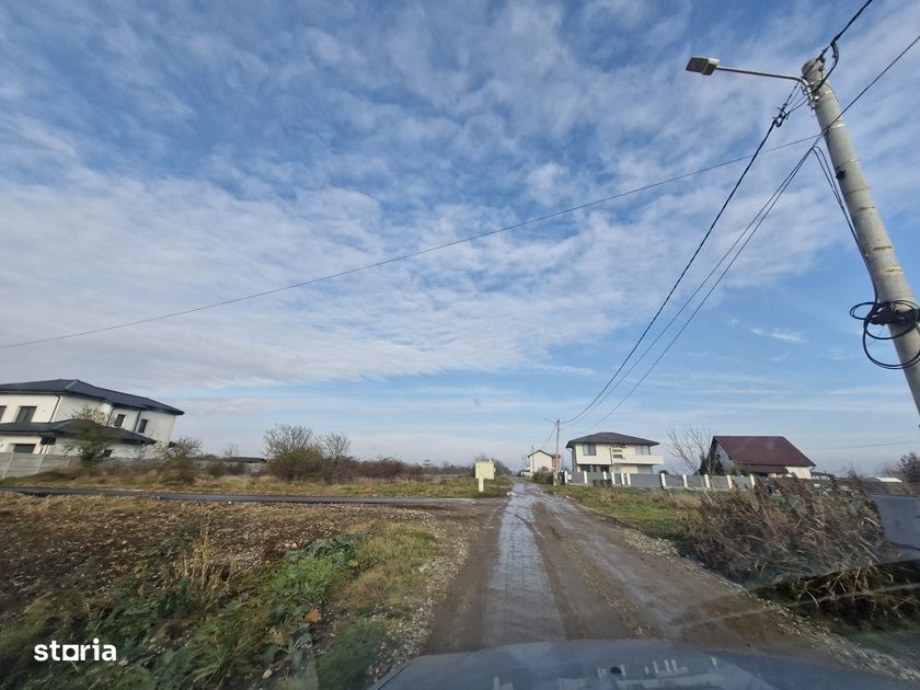 Teren langa case cu utilitati, lac la 300 metri,700 mp, 38500 euro