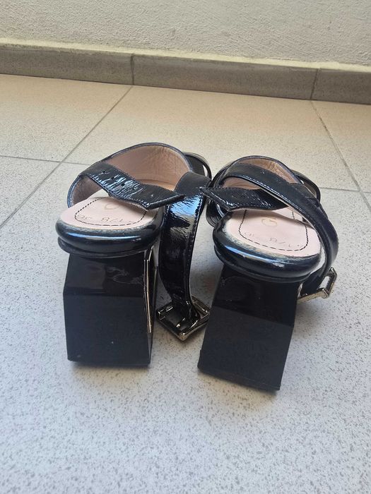 Елегантни черни обувки с удобен ток