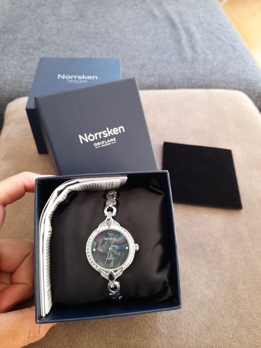 Дамски елегантен сребрист часовник