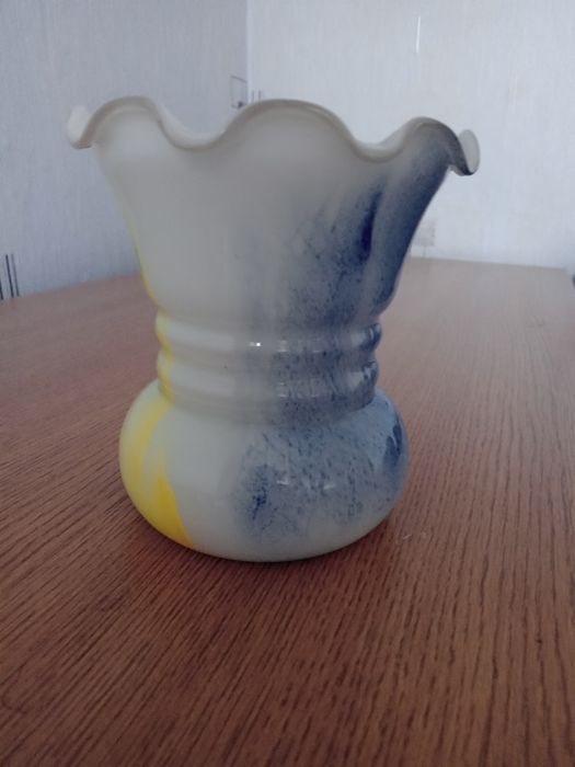 Българска стъклена ваза