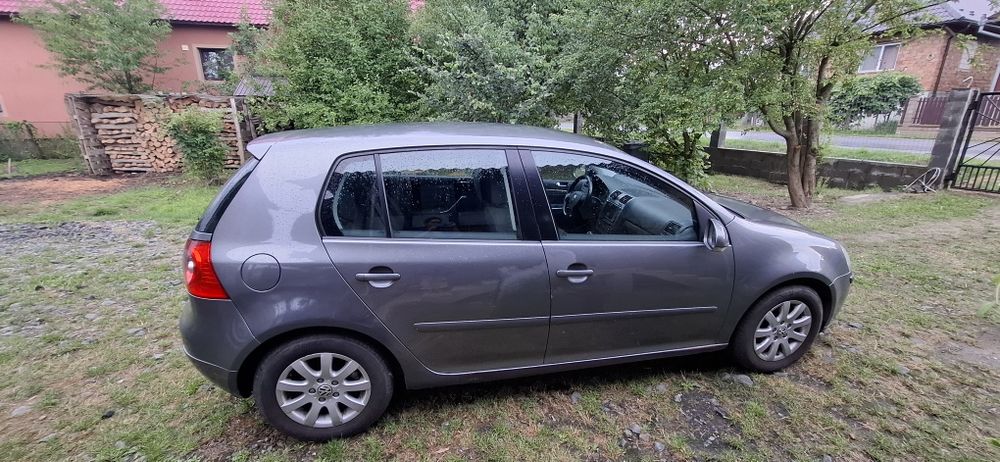 Vând Golf 5 an 2004