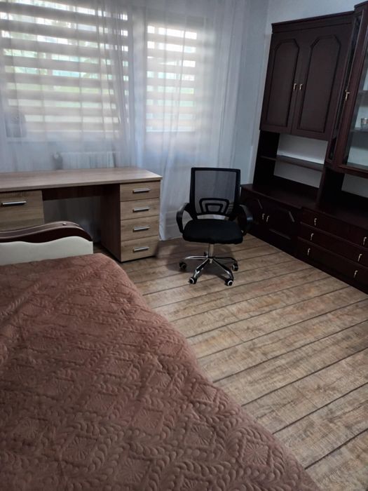 Închiriez apartament cu 2 camere