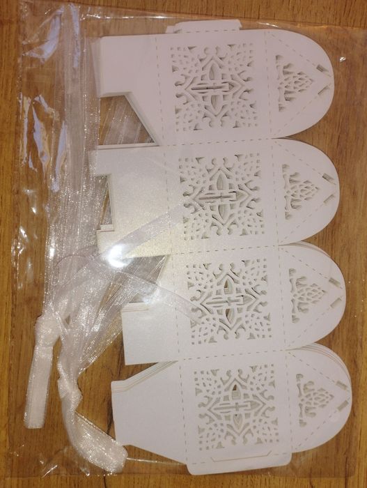 Лазарно изрязани кутийки с панделка
Ц