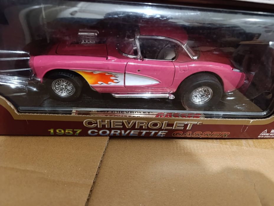 Vând colecție formată din 3 machete Chevrolet Corvette scara 1:18, ideale pentru colecționari sau pasionați auto.
