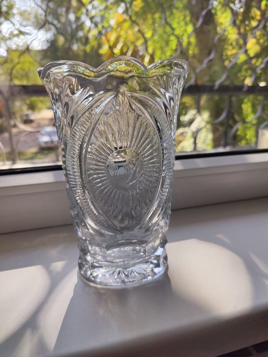 Продам хрустальную вазу.