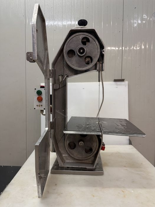 Fierăstrău cu pânză pentru carne și oase