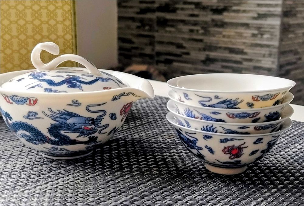 Китайски порцеланов чаен комплект с дракони - чайник и 4 чаши