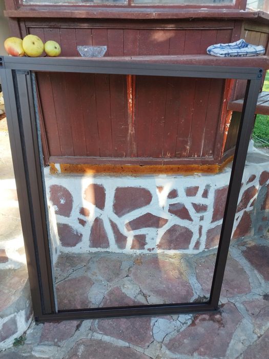 Комарници  плисе тъмен дъб.