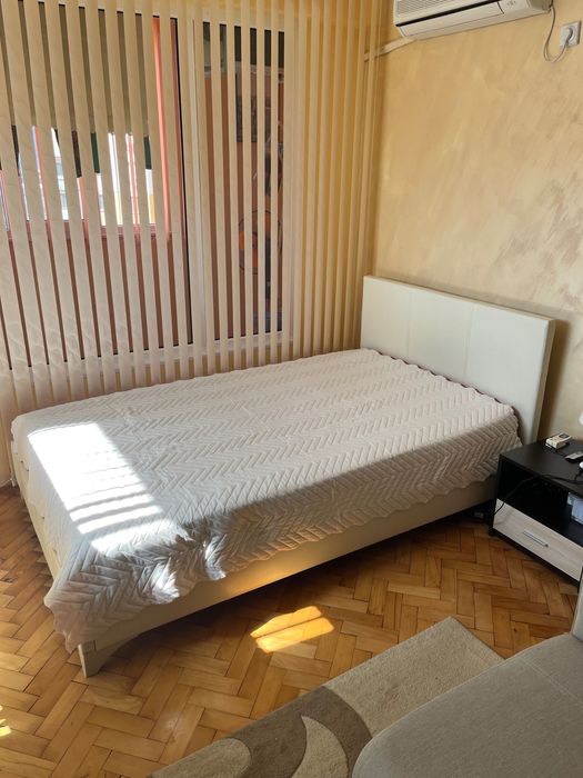 Спалня с двулицев матрак