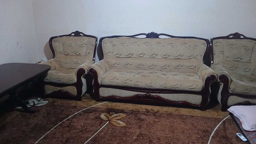 Мяхкий диван, стол