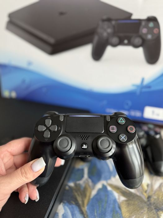 Продается срочно б/у PS4 в отличном состоянии