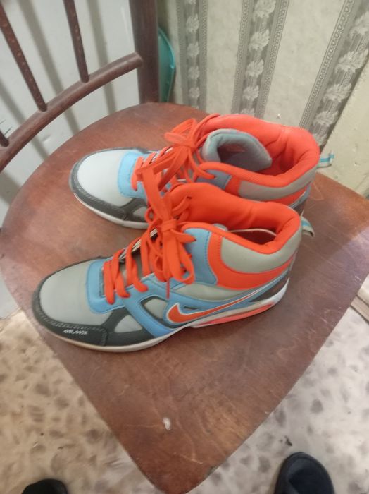 Продам кроссовки 40р.