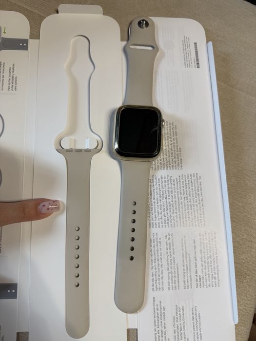 Часовник- Apple watch 44 mm SE