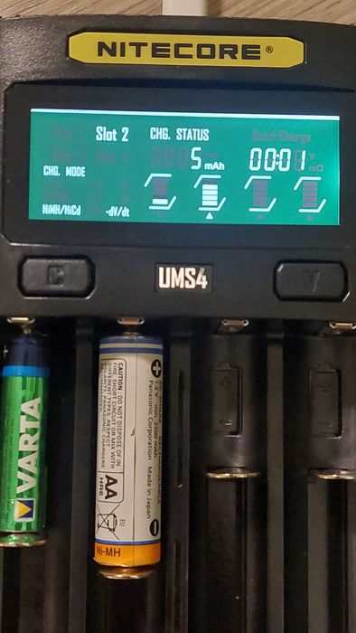Зарядно Nitecore UMS4 за четири батерии