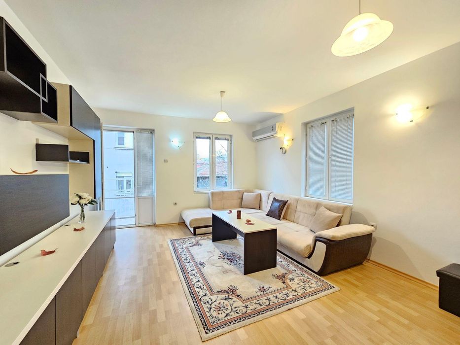 Дава се под наем Тристаен апартамент в Пловдив, Център - 100 кв.м за 612 € - Снимка #1