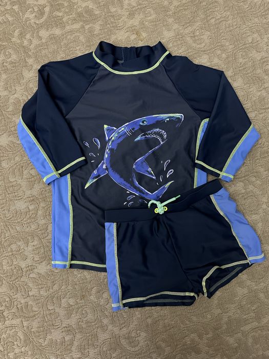 Продам плавательные костюмы