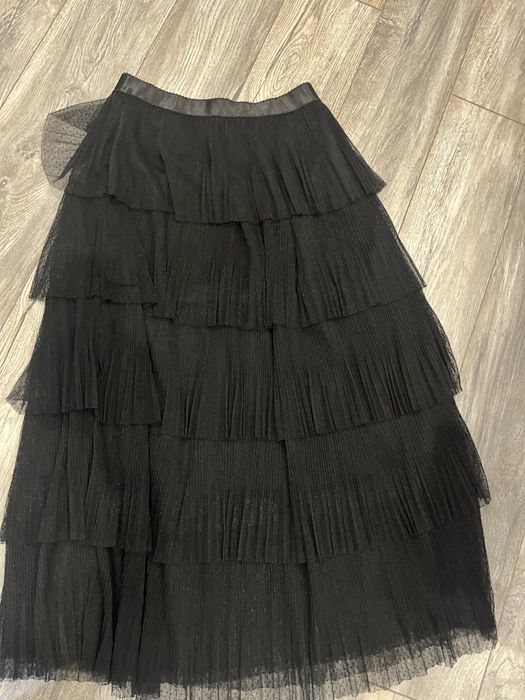 Черен костюм с камъни и пера