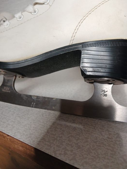 Коньки белые.        .