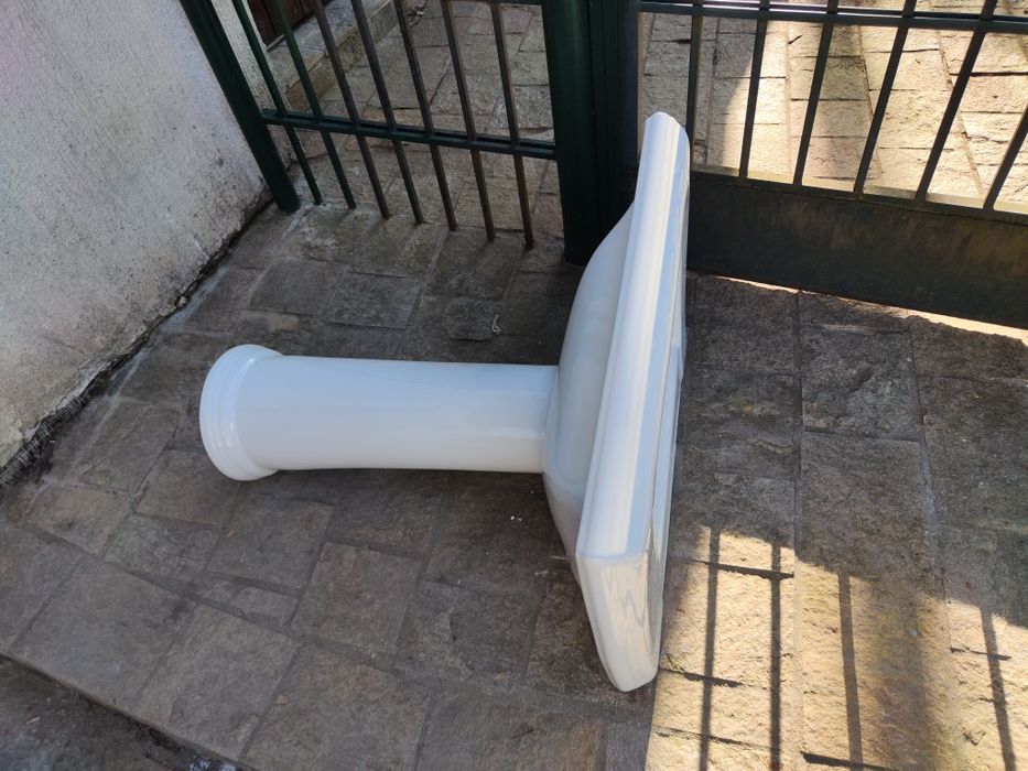 Порцеланова мивка за баня Roca