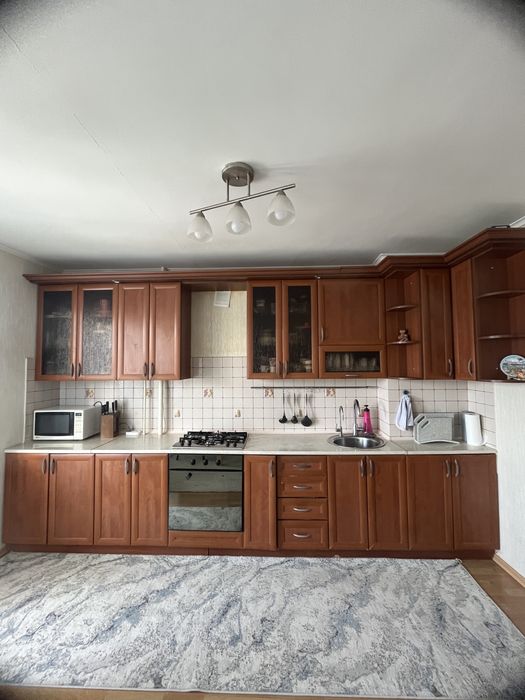 Кухонный гарнитур, духовой шкаф ariston , микроволновка LG