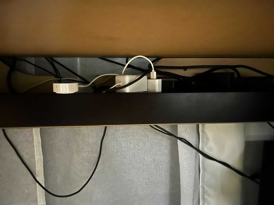 Хубаво черно бюро