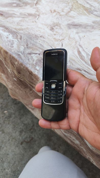 Telefoane Nokia 6230i și Nokia 8600 luna